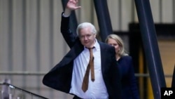 Ông Julian Assange đã vẫy tay sau khi hạ cánh xuống căn cứ không quân RAAF Fairbairn ở Canberra hôm 26/6 