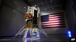 ہیوسٹن میں قائم ایک کمپنی انٹیویٹو مشینز کی فراہم کردہ اس تصویر میں ان کی تیار کردہ چاند گاڑی دکھائی گئی ہے جو 23 فروری کو چاند پر اتری۔ یہ کسی پرائیویٹ کمپنی کی جانب سے چاند پر پہلی کامیاب لینڈنگ ہے۔ 