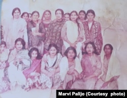 کراچی سینٹرل جیل میں قید کے دوران مارئی پلیجو اور ان کی ساتھی خواتین کا ایک گروپ ۔ فائل فوٹو