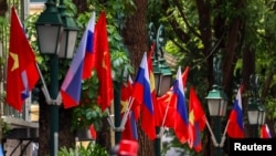 Cờ Việt Nam và Nga được treo trên các cột đèn dọc đường phố hôm 19/6 bên ngoài Khác sạn Metropole ở trung tâm Hà Nội, nơi Tổng thống Vladimir Putin dự kiến sẽ lưu trú trong thời gian thăm Việt Nam.