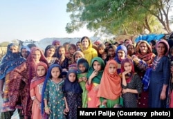 سندھ کی خواتین کے ساتھ بچیوں نے بھی بحالی جمہوریت کی تحریک میں بڑھ چڑھ کر حصہ لیا اور وہ جیل بھرو تحریک کے دوران گرفتاری پیش کرنے والی خواتین کو مدد فراہم کرتی تھیں۔ مارئی پلیجو تحریک میں شامل لڑکیوں کے ایک گروپ کے ساتھ۔ فائل فوٹو
