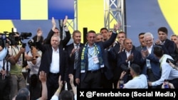 Seçim sonrası Ali Koç’un daveti üzerine sahneye çıkan Aziz Yıldırım, selefi ile birlikte taraftarı selamladı