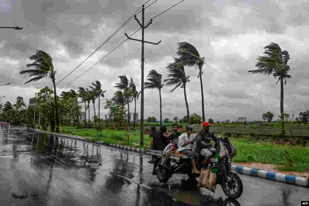 بھارت کی ریاست مغربی بنگال کے ساحلی علاقوں میں طوفان ریمل کے دوران تیز ہوائیں چل رہی ہیں۔