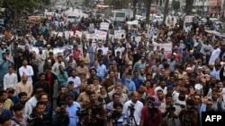 کراچی میں گزشتہ سال اگست میں ایک سڑک پر احتجاج کے دوران، پٹرول اور بجلی کی قیمتوں میں اضافے کے خلاف، تاجر نعرے لگا رہے ہیں۔ 
