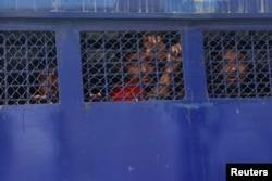بنگلہ دیش میں نیشنلسٹ پارٹی کے سر گرم کارکوں کو گرفتار کرکے لے جایا جارہاہے، فوٹو رائیٹرز 18 دسمبر 2023