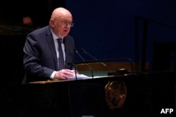 اقوام متحدہ کی جنرل اسمبلی میں روس کے سفیر روسی سفیر واسیلی نیبنزیا تقریر کر رہے ہیں۔ 22 فروری 2023