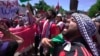 وائٹ ہاؤس کے گرد مظاہرین کی علامتی سرخ لکیر، غزہ میں جنگ بندی کا مطالبہ