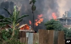 ایک ویڈیو فوٹج سے بنائی گئی اس تصویر میں مئی پور پر مکان آگ کے شعلوں میں لپٹے ہوئے دکھائی دے رہے ہیں اور دھوئیں کے بادل بلند ہو رہے ہیں۔ 28 مئی 2023