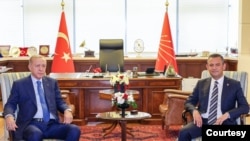 Cumhurbaşkanı Erdoğan, geçtiğimiz günlerde CHP Genel Merkezi’nde Özel’e iade-i ziyarette bulundu.