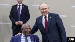 روس۔ افریقہ سربراہ اجلاس میں پوٹن افریقی لیڈروں کے ساتھ، فوٹو اے ایف پی۔ 27 جولائی 2023 