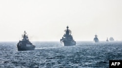 Tàu chiến của Trung Quốc, Nga và Iran trong một cuộc tập trận quân sự chung ở Ấn Độ Dương hồi tháng 1. Trung Quốc tuyên bố đang tập trận tại Biển Đông, giữa đảo Hài Nam và Việt Nam.