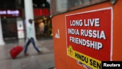 نئی دہلی میں روس کے حق ااویزاں ایک پو سٹر (فائل فوٹو)