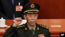 Ông Lý Thượng Phúc tuyên thệ khi nhậm chức Bộ trưởng Quốc phòng Trung Quốc tại Đại lễ đường Nhân dân ở Bắc Kinh ngày 12/3/2023. Ông Lý và người tiền nhiệm Ngụy Phượng Hòang bị vừa bị Đảng Cộng sản Trung Quốc khai trừ. 