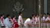 بیجنگ میں امریکی سفارت خانے کے باہر چینی طلبا ویزا کی درخواستیں دینے کے لئے فائل فوٹو