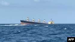 ایک مال بردار بحری جہاز روبیمار حوثی باغیوں کے میزائل کا نشانہ بننے کے بعد ڈوب رہا ہے۔ 27 فروری 2024
