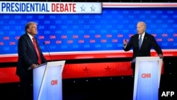 Cựu Tổng thống-ứng cử viên tổng thống của Đảng Cộng hòa Donald Trump (trái) và Tổng thống Mỹ Joe Biden tham gia cuộc tranh luận tổng thống đầu tiên của cuộc bầu cử năm 2024 tại trường quay của CNN ở Atlanta, bang Georgia, vào ngày 27/6/2024.