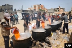 غزہ میں محدود مقدار میں گرم کھانا تقسیم کیا جا رہا ہے۔ تاہم عالمی ادارے نے کہا ہے کہ خوراک کی آمد رکی ہوئی ہے اور اس کے پاس موجود اسٹاک چند دنوں میں ختم ہو جائے گا۔ 19 مئی 2024