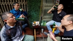Người dân uống bia ở vỉa hè Hà Nội.