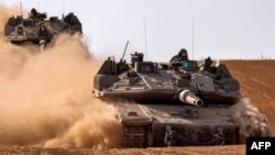 اسرائیل اور حماس کے درمیان جنگ کے دوران اسرائیلی فوج کے ٹینک غزہ کی پٹی کے ساتھ سرحد کے قریب منتقل موجود ہیں۔ 