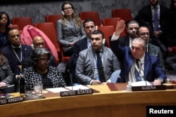 اقوام متحدہ کی سلامتی کونسل میں الجزائر کے سفیر عمار بنجامع غزہ میں جنگ بندی سے متعلق قرار داد کے حق میں ہاتھ کھڑا کر کے ووٹ دے رہے ہیں۔ 25 مارچ 2024