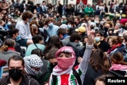 پیرس میں 26 اپریل 2024 کو غزہ میں فلسطینیوں کے حق میں ایک مظاہرے کی تصویر ، فوٹو رائٹرز