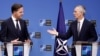 Tổng thư ký sắp mãn nhệm của NATO Jens Stoltenberg (phải) trong một cuộc họp báo với Thủ tướng Hà Lan Mark Rutte ở trụ sở NATO ở Brussels