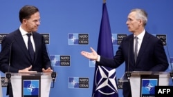 Tổng thư ký sắp mãn nhệm của NATO Jens Stoltenberg (phải) trong một cuộc họp báo với Thủ tướng Hà Lan Mark Rutte ở trụ sở NATO ở Brussels