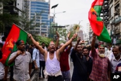 ڈھاکہ میں بی این پیکے حامی ایک ریلی کے دوران نعرےلگا رہے ہیں، فوٹو اےپی